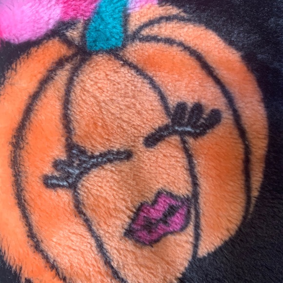 SUGAR SKULL PLUSH THROW BETSEY JOHNSON - Picture 6 of 6